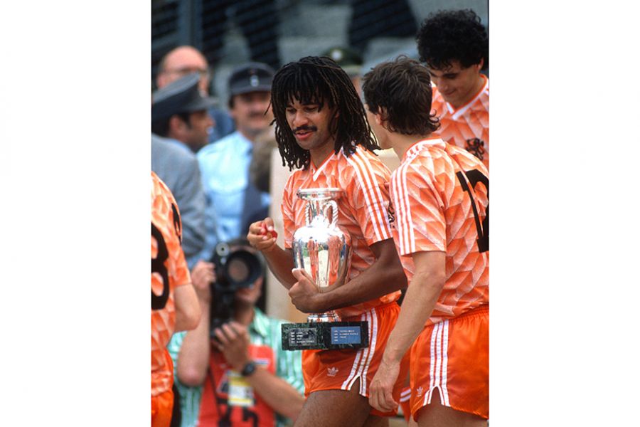 Рууд Гуллит с Кубком Европы. Фото: Getty Images  