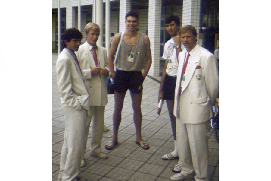 Добровольский, Михайличенко и Прудников с баскетболистами Волковым и Таракановым. Фото: Чемпионат.Com