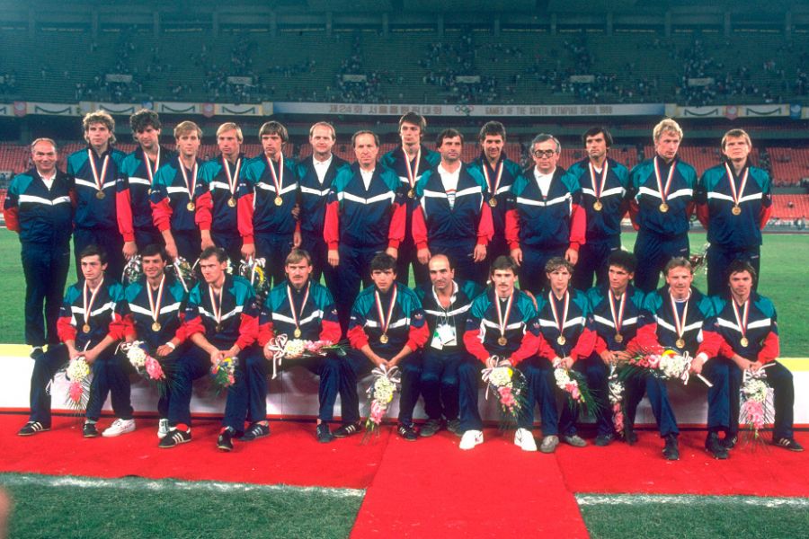 Награждение сборной СССР золотом Олимпийских игр. Фото: Getty Images 