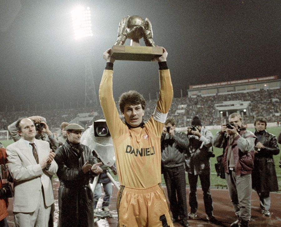 Ринат Дасаев с призом лучшему вратарю мира. Фото: РИА Новости