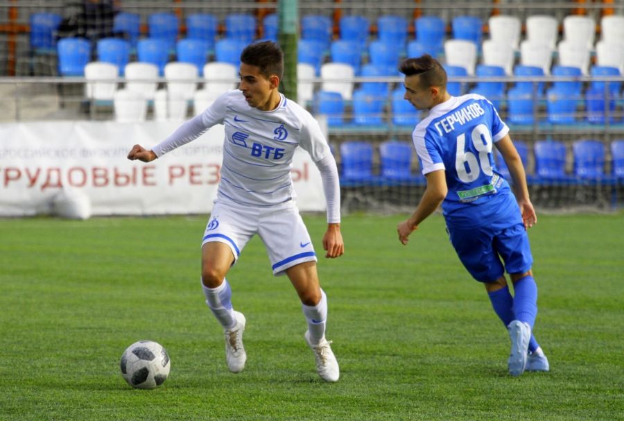 «Мечтаю уехать в топовый чемпионат». Защитник «Динамо» Робинзон Звонков – о тайне имени, детстве на Алтае и женщине-агенте