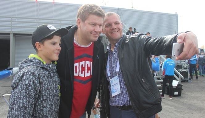 2018 год. Александр Сухой-старший и Александр Сухой-младший и комментатор Кубка чемпионов Дмитрий Губерниев. Фото Ярослава Махначёва