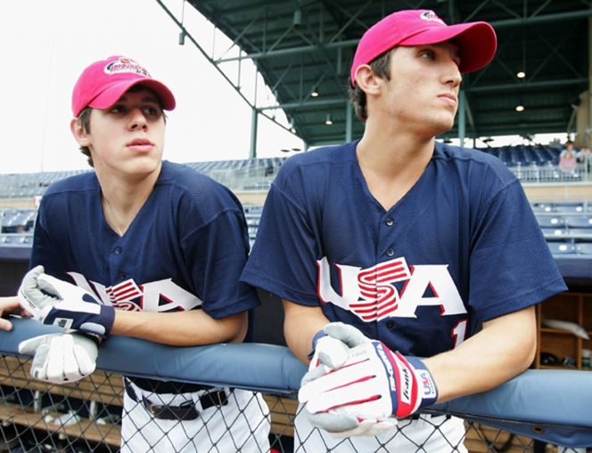 Главные звезды хоккейной России — первый и второй номера драфта НХЛ-2004 Александр Овечкин (справа) и Евгений Малкин уехали в США до 23-летия. Фото AFP