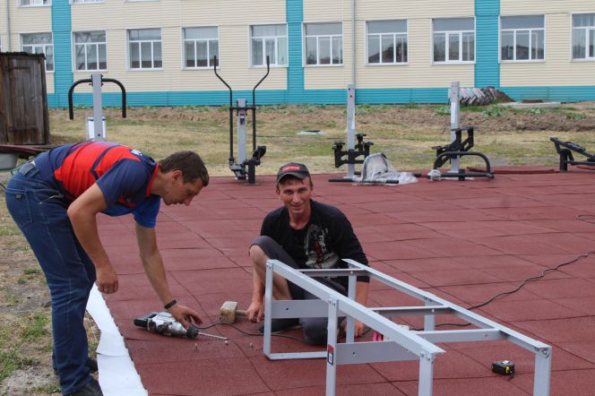 В Хабарах начался монтаж оборудования на новой спортивной площадке