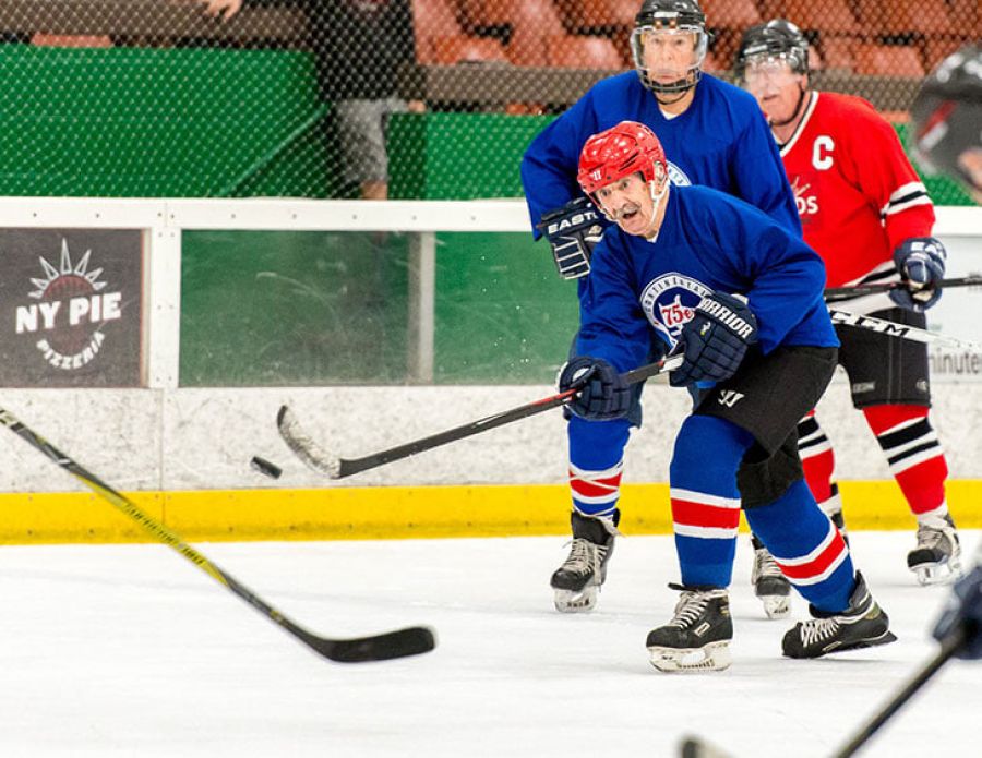 ВИДЕО. Старейшему хоккеисту в мире – 98 лет: он до сих пор играет, встает в 6 утра и не боится травм