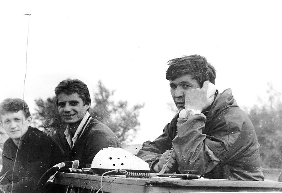 Виктор Гостяев за судейским столиком получает информацию по телефону 