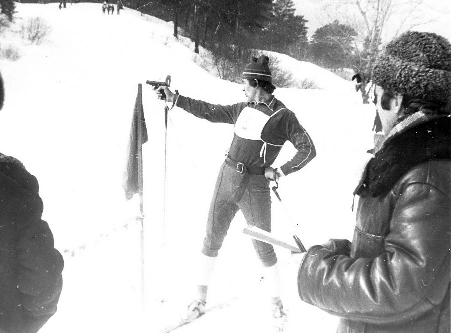 Соревнования краевого УВД по служебному биатлону. На огневом рубеже курсант Барнаульской школы милиции Виктор Гостяев