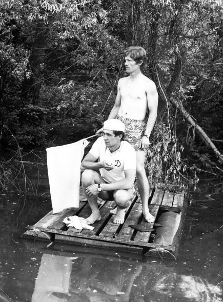 На финишном судейском плотике Виктор Гостяев (с секундомером) и тренер из Бийска Валентин Немыкин (с сигнальным флагом)