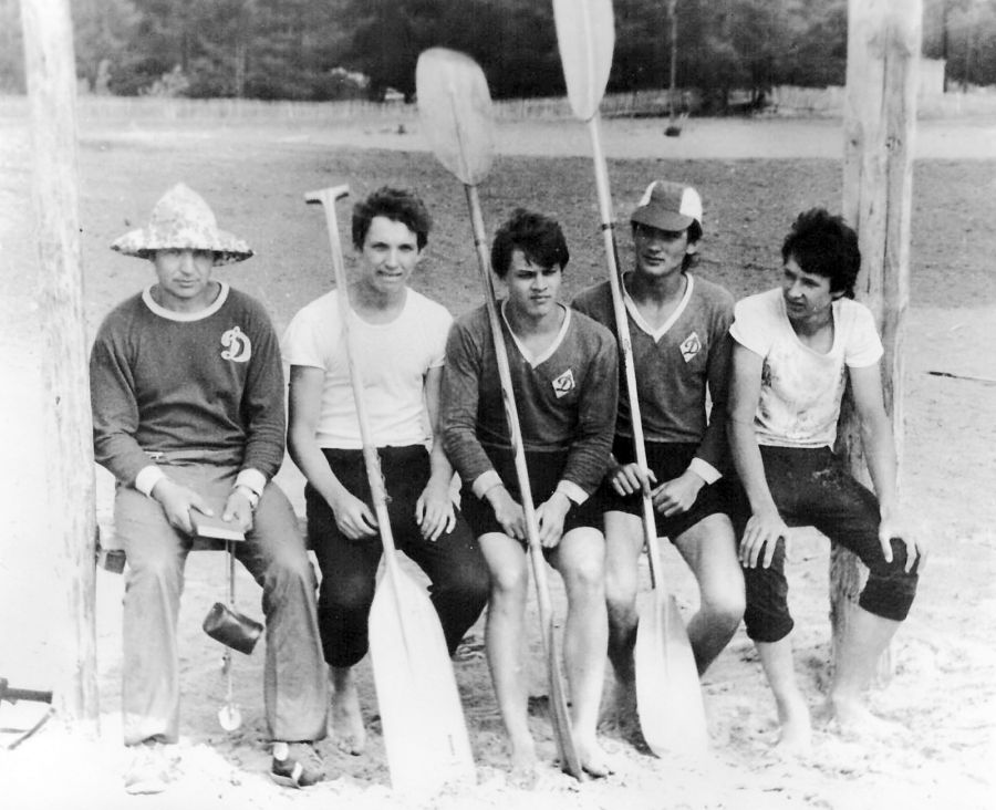 Начало тренерской карьеры. Павловск, берег пруда. Виктор Гостяев, его подопечные Сергей Береснев, Евгений Беркетов, Владимир Усов и Родион Черных (слева направо)  