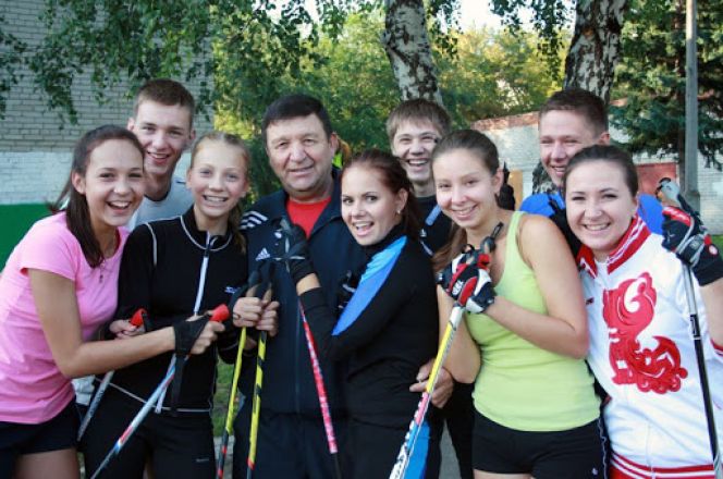 Виктор Гостяев учениками барнаульской школы №76 