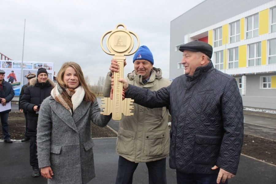 Губернатор края Александр Карлин вручает символический ключ от нового спорткомплекса на гребном канале Виктору Гостяеву и Ксении Костенко, внучке его легендарного напарника Константина Костенко. 14 октября 2016 года.