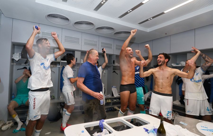 5 июля. Краснодар. Радость футболистов «Зенита» в раздевалке после победы в чемпионате России. Александр Ерохин крайний слева. Фото Анна Мейер, ФК «Зенит»