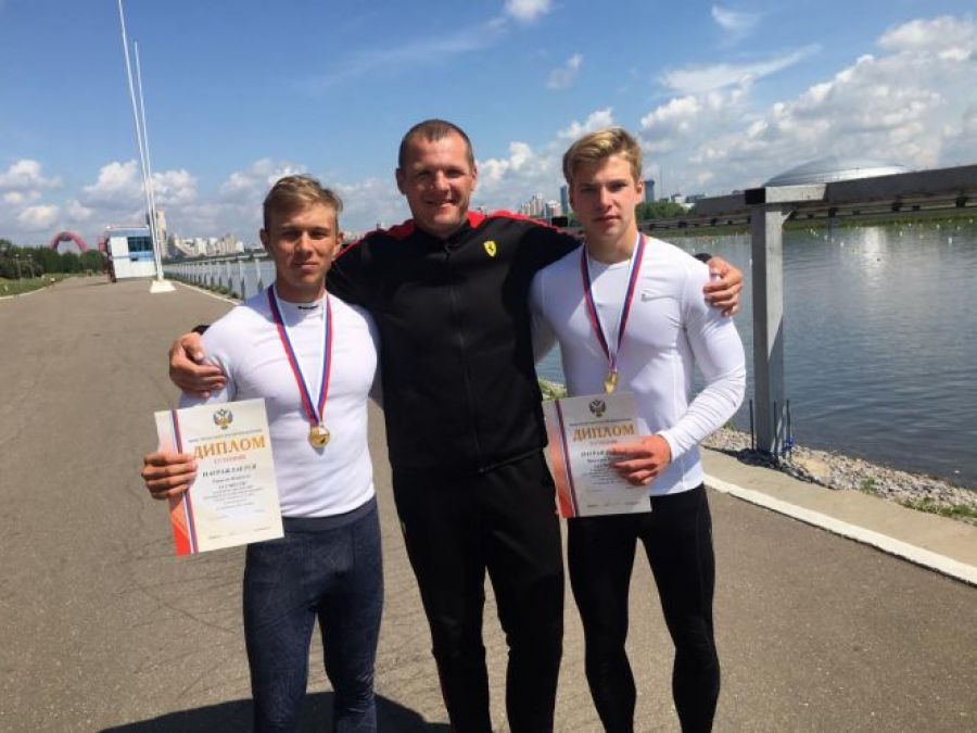 Первенство России среди спортсменов до 19 лет. Победители соревнований в заезде байдарок-двоек на 500 метров. Владлен Ушаков слева, его партнёр Никита Максимов - справа, тренер Алтайского училища олимпийского резерва Александр Сухой - в центре 