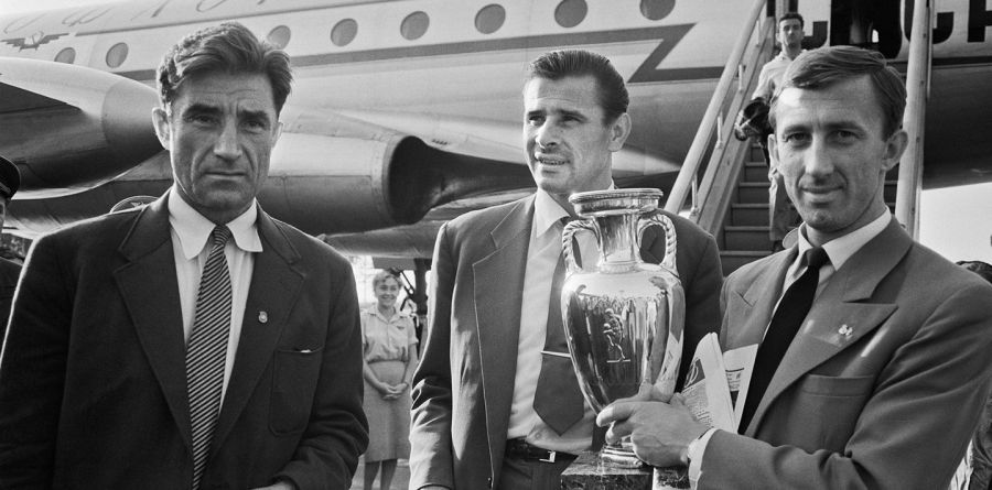 ОТВЕТСТВЕННЫЙ СЕКРЕТАРЬ И ЗАМПРЕД ФЕДЕРАЦИИ ФУТБОЛА СССР АНДРЕЙ СТАРОСТИН, ИГРОКИ СБОРНОЙ СССР ЛЕВ ЯШИН И ИГОРЬ НЕТТО (СЛЕВА НАПРАВО) С КУБКОМ ЕВРОПЫ ПО ФУТБОЛУ В СТОЛИЧНОМ АЭРОПОРТУ, 1960 ГОД. ФОТОХРОНИКА ТАСС