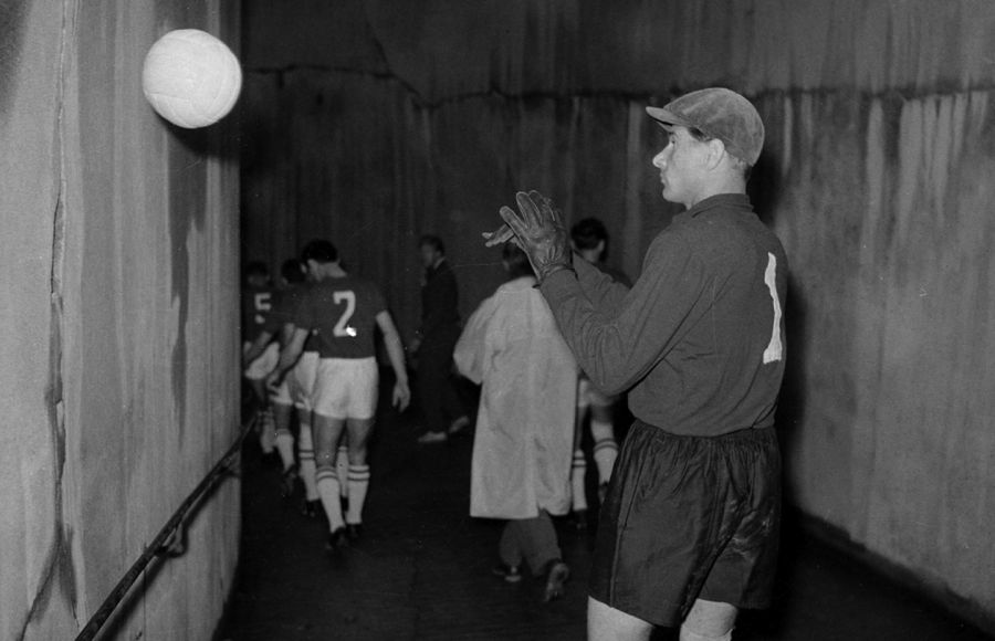 ЛЕВ ЯШИН ВЫХОДИТ НА ПОЛЕ В ФИНАЛЕ ЧЕМПИОНАТА ЕВРОПЫ ПО ФУТБОЛУ. ПАРИЖ, 1960 ГОД