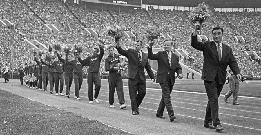 СБОРНАЯ КОМАНДА СССР ПО ФУТБОЛУ, ВПЕРВЫЕ В ИСТОРИИ СОВЕТСКОГО ФУТБОЛА ВЫИГРАВШАЯ КУБОК ЕВРОПЫ В 1960 ГОДУ, СОВЕРШАЕТ КРУГ ПОЧЕТА НА ЦЕНТРАЛЬНОМ СТАДИОНЕ ИМЕНИ В. И. ЛЕНИНА. ЛЕОНИД ДОРЕНСКИЙ/SPUTNIK