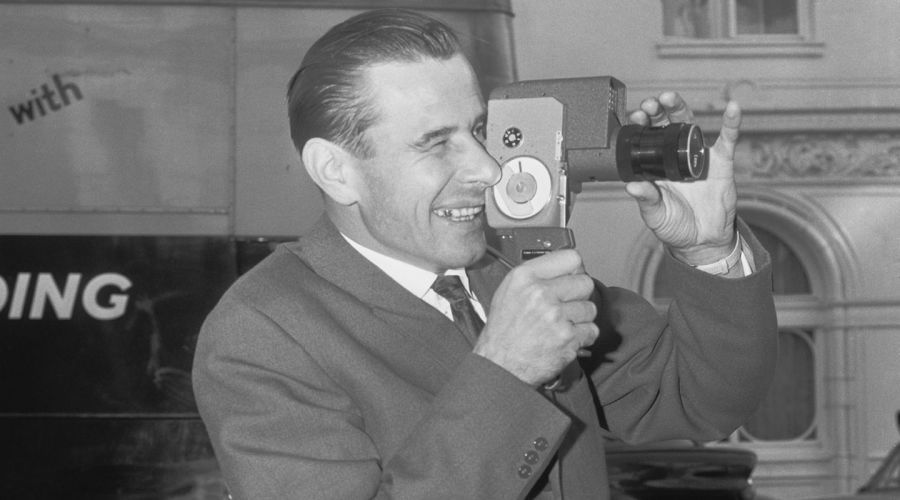 ЛЕВ ЯШИН СНИМАЕТ НА КАМЕРУ УЛИЦЫ ЛОНДОНА ВО ВРЕМЯ ПОЕЗДКИ В АНГЛИЮ В 1963 ГОДУ. KEYSTONE/HULTON ARCHIVE/GETTY IMAGES