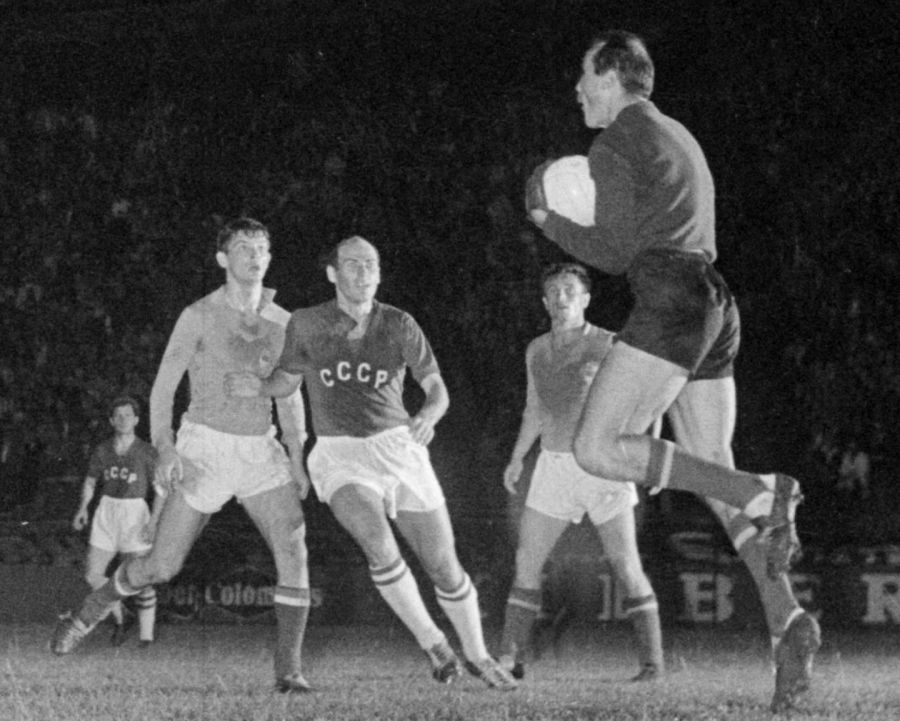 ЮГОСЛАВСКИЙ ВРАТАРЬ БЛАГОЯ ВИДИНИЧ ЛОВИТ МЯЧ В ФИНАЛЬНОМ МАТЧЕ ЕВРО-1960 МЕЖДУ СБОРНЫМИ ЮГОСЛАВИИ И СССР. STAFF/AFP/GETTY IMAGES