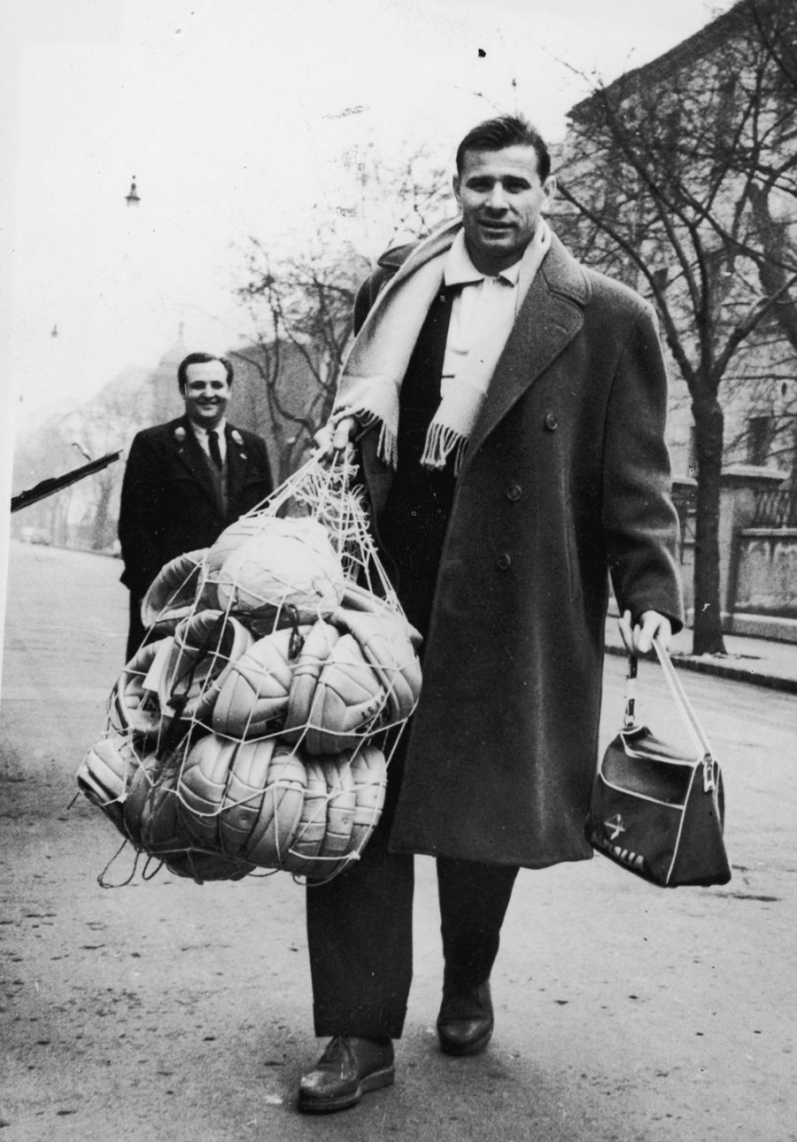 ВРАТАРЬ СБОРНОЙ СССР ЛЕВ ЯШИН ПРИБЫЛ НА ТРЕНИРОВКУ ПЕРЕД МАТЧЕМ. БУДАПЕШТ, 1960 ГОД. KEYSTONE/GETTY IMAGES