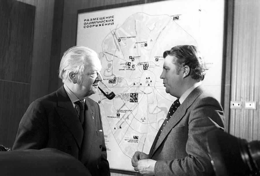 На фото: Президент МОК Майкл Килланин (слева) с первым замом оргкомитета «Олимпиада-80» Виталием Смирновым