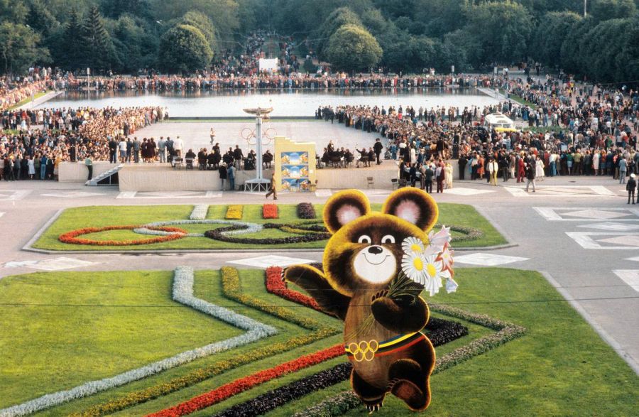На фото: Олимпийский Мишка в ЦПКиО имени А.М.Горького, 1980 год. Фотохроника ТАСС/Степан Губский