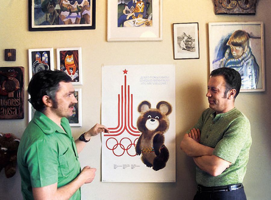 Автор эмблемы Олимпиады-80 Владимир Арсеньев и автор олимпийского талисмана Виктор Чижиков. Фотохроника ТАСС/Вячеслав Ун Да-син
