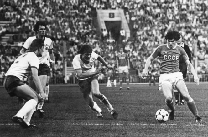 29 июля 1980 года. Москва. СССР - ГДР - 0:1. С мячом - Сергей АНДРЕЕВ. Фото Яшар ХАЛИЛОВ/Фотохроника ТАСС