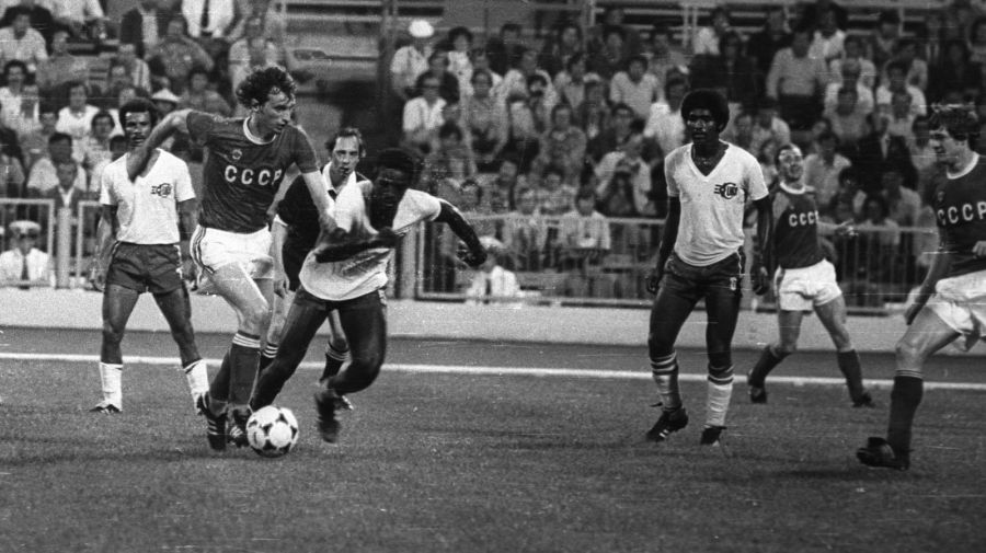 Юрий ГАВРИЛОВ (с мячом) в матче СССР - Куба. Фото Сергей КОЛГАНОВ