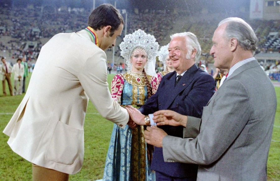 Валерий ГАЗЗАЕВ получает бронзу Игр-80 из рук президента МОК лорда КИЛЛАНИНА и президента ФИФА Жоао АВЕЛАНЖА. Фото Федор АЛЕКСЕЕВ