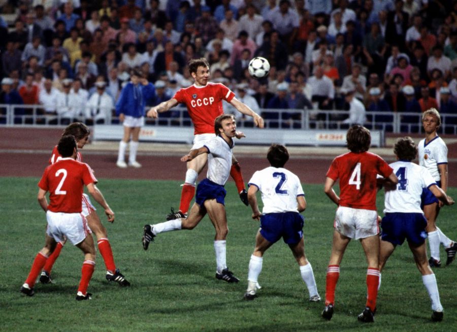 В верховой борьбе - капитан сборной СССР Олег РОМАНЦЕВ. Фото Сергей КИВРИН и Андрей ГОЛОВАНОВ