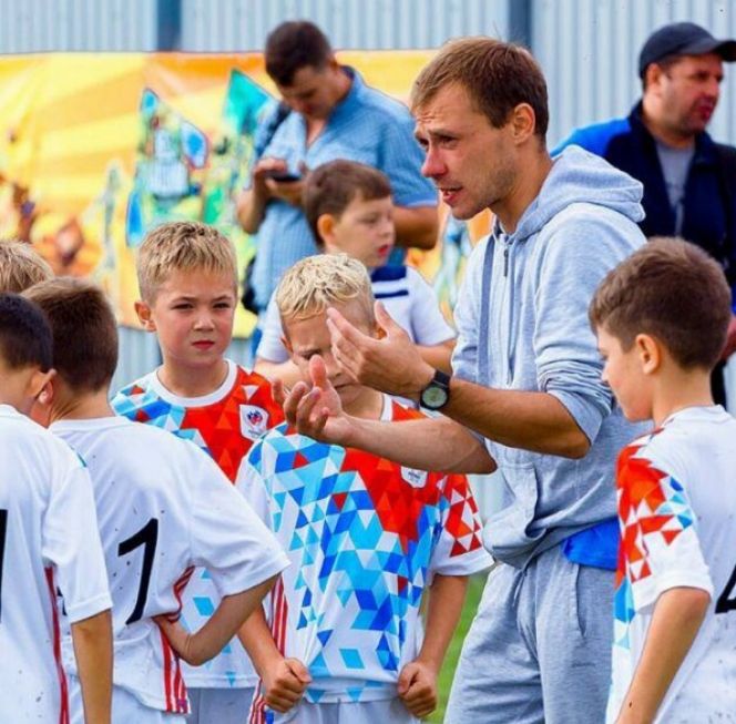 Виталий Крючков дает установку на игру своим подопечным. Фото из архива клуба «Патриот»