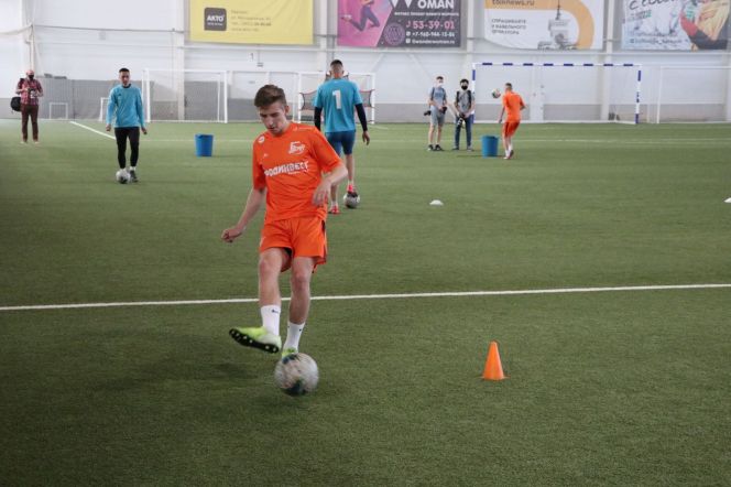Будем играть в "Темпе". Футболисты возрожденной команды приступили к тренировкам