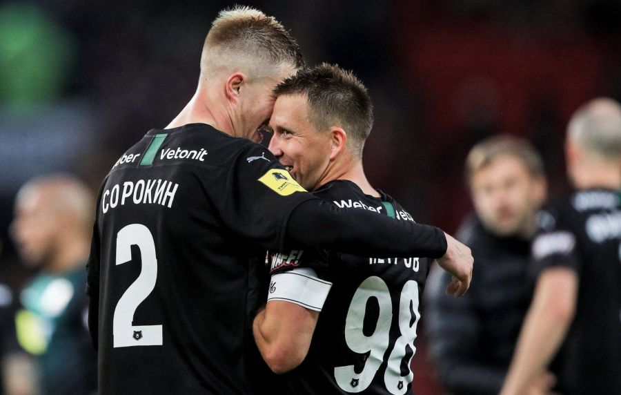 Футболисты "Краснодара" Егор Сорокин и Сергей Петров. Фото: Сергей Бобылев/ТАСС