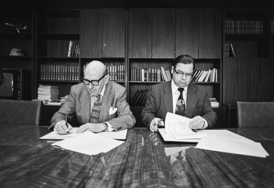 Глава оперативной группы Европейского телерадиовещательного союза Б. Уорд и генеральный директор ТАСС Сергей Лосев во время подписания протокола о сотрудничестве и освещении Олимпиады, 1980 год. Фото: Игорь Уткин/ТАСС