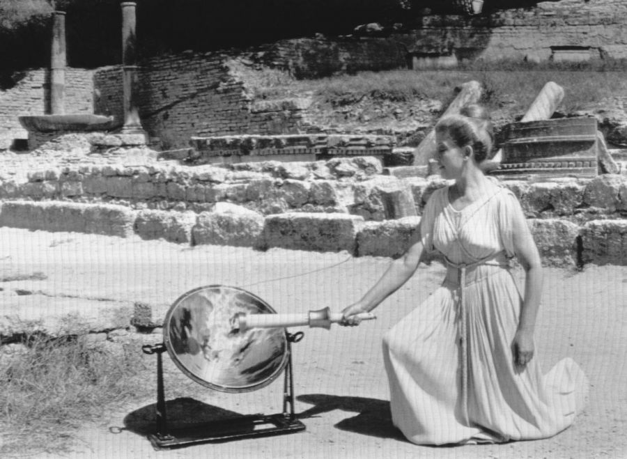 Греческая актриса Мария Москолиу зажигает огонь московской Олимпиады, 1980. Фото: Валерий Зуфаров/ТАСС