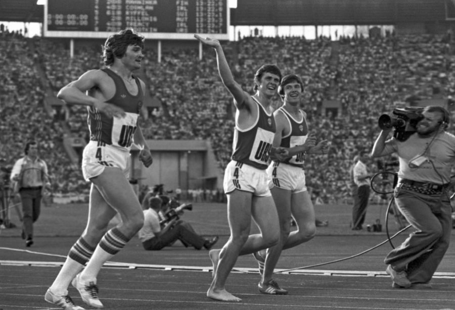 Олимпийский чемпион в беге на 400 метров и в эстафете 4х100 метров Виктор Маркин (первый справа) после победной эстафеты на XXII Олимпийских играх в Москве. Фото: РИА Новости/Андрей Соломонов