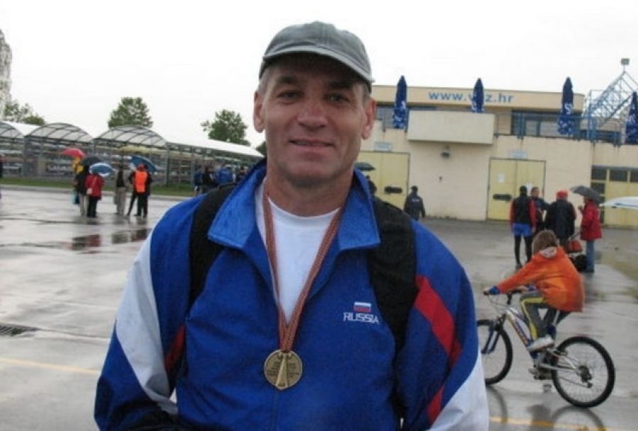 Виктор Переверзев с наградой ветеранских соревнований