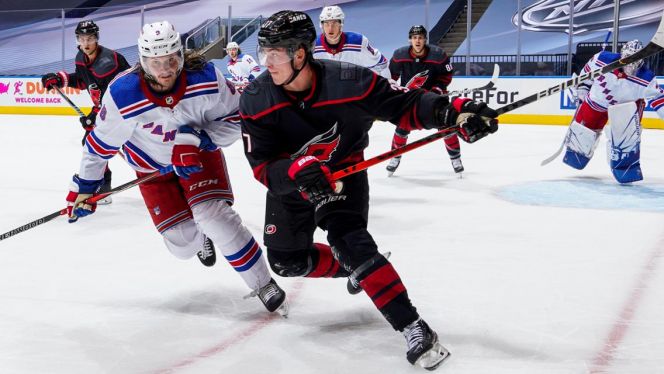 3 августа. Торонто. «Каролина» — «Рейнджерс» — 4:1. Автор хет-трика Андрей Свечников. Фото nhl.com