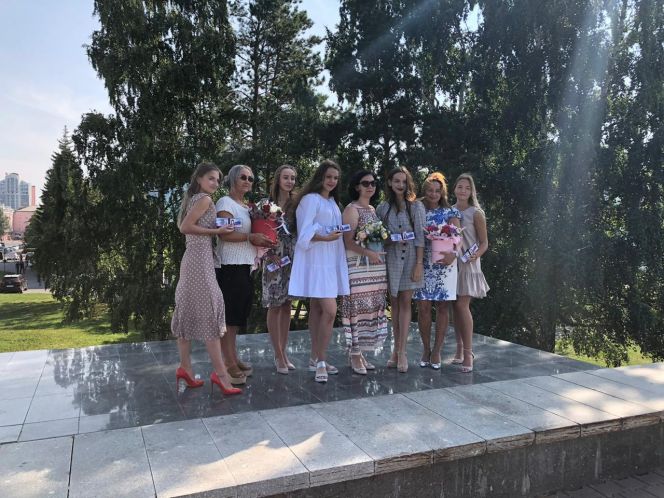 Спортсменки и тренеры, подготовившие команду 