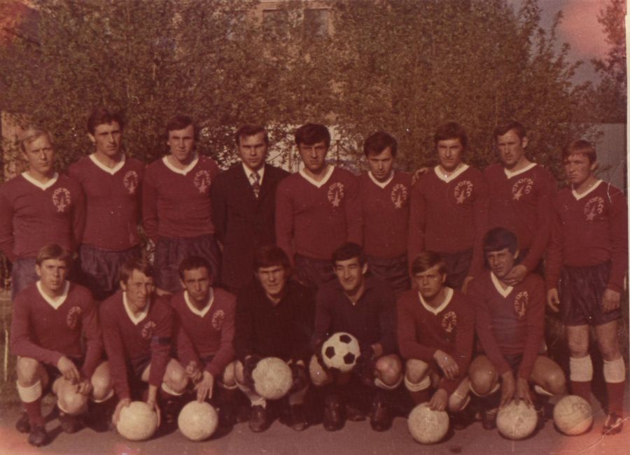 Команда бийского "Прогресса" Рыжков стоит третий слева