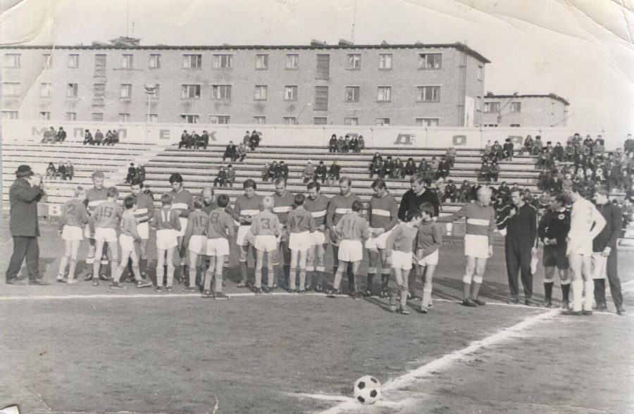 Перед товарищеским матчем бийского "Прогресса с ветеранами московского "Спартака"