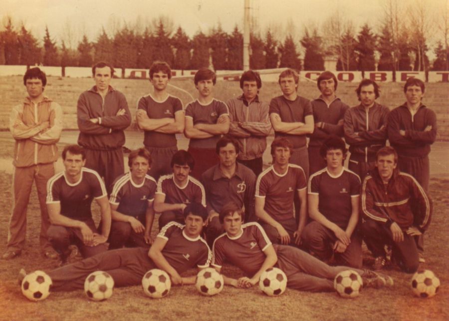 Команда бийского "Прогресса" с тренерами Ильей Рыжковым  (стоит второй слева) и Валерием Нагих (стоит второй справа) 