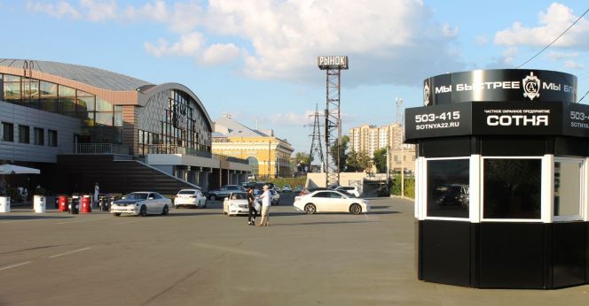 Тренеры бийской спортшколы "Заря" благоустроили прилегающую территорию 