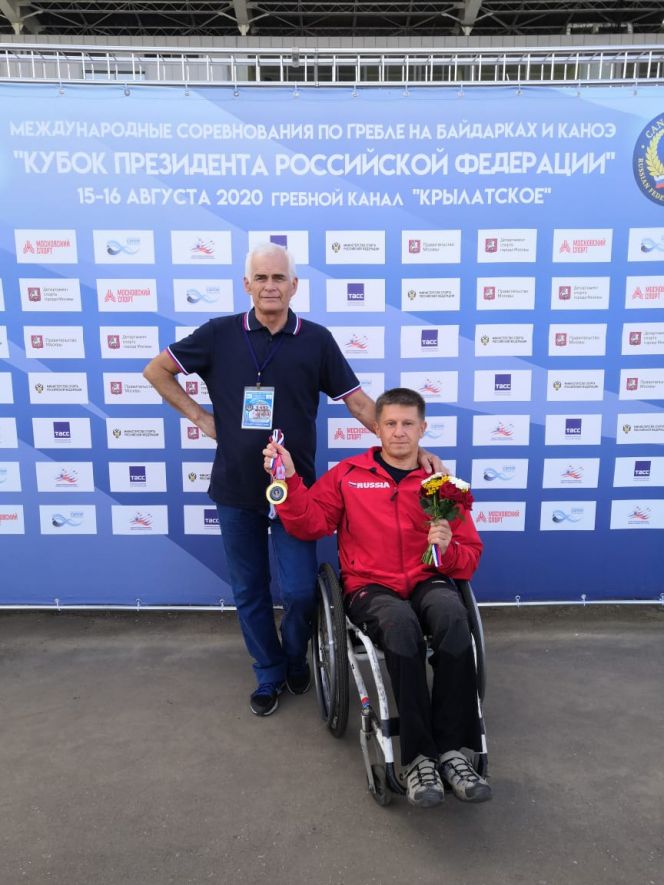 На фото: Игорь Кузнецов с тренером Леонидом Кинякиным