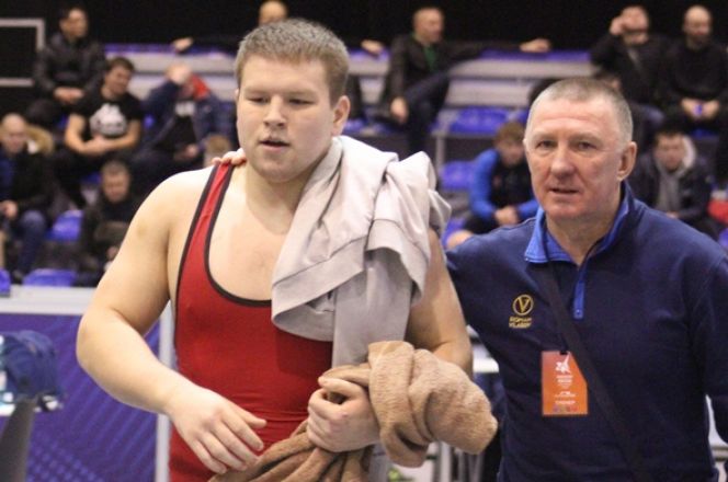 Январь 2020 года, Новосибирск. Владимир Кутчер выводит своего воспитанника Дмитрия Баринова на  схватку во время чемпионата России. Фото Ярослава Махначёва