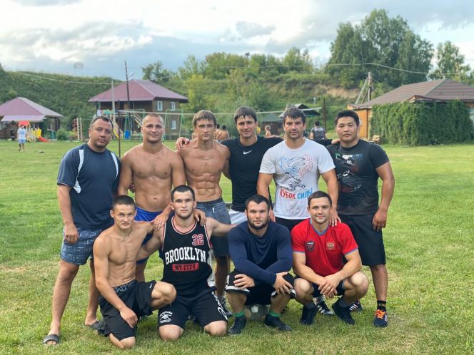 На фото: двукратный чемпион Европы по греко-римской борьбе Адам Курак (третий справа в верхнем ряду) принял участие в учебно-тренировочных сборах алтайских борцов-классиков