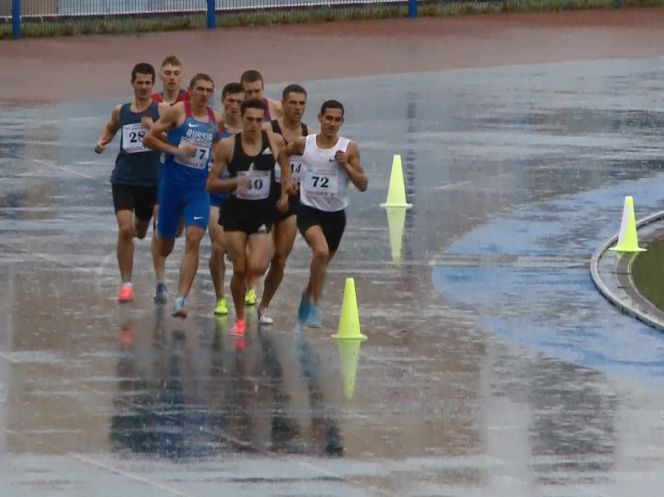 На фото: Смоленск. Мемориал братьев Знаменских-2020. Евгений Кунц (№72) стал бронзовым призером на дистанции 1500 м