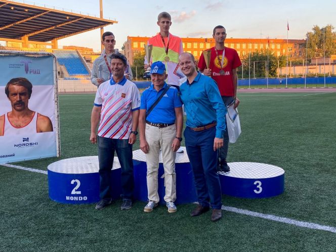 На фото: Евгений Кунц (на пьедестале слева) - серебряный призер Мемориала Абрамова