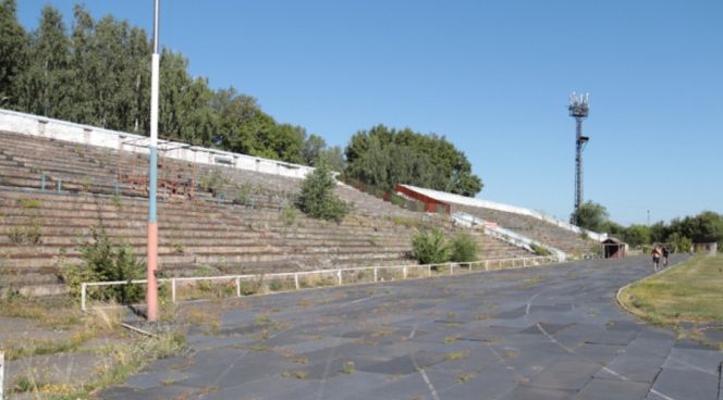 ВИДЕО. На стадионе "Прогресс" в Бийске начали работать над укладкой искусственного поля