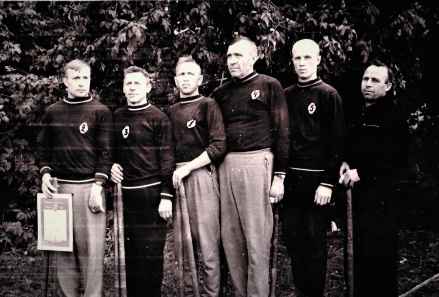 Команда городошников Барнаульской сапоговаляльной фабрики 1962-1963 гг. Второй слева – тренер Александр Воронин, отец Владимира Воронина